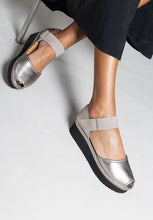 Load image into Gallery viewer, Amadour in Champagne Metallic
