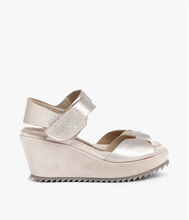Load image into Gallery viewer, Fama Wedge in White Gold Castro
