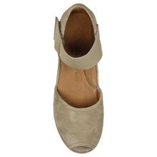 Load image into Gallery viewer, Amadour Platform Flat in Taupe Suede
